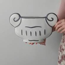 Cabin Kangaroo 1 chiếc bình hoa phong cách nghệ thuật hiện đại, lấy cảm hứng từ triết lý nghệ thuật của Klein, kết hợp các yếu tố của cột Ionic Hy Lạp, được vẽ tay hoàn toàn, là bình hoa nhựa thủ công chất lượng cao, vật trang trí bình hoa có giá trị nghệ thuật, bình trang trí không gian. - Nhiều màu - Xem 13