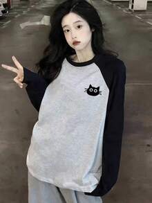 女士百搭休闲宽松圆领长袖T恤，饰有可爱猫咪印花，撞色插肩袖设计，适合日常穿着、通勤和学生春季穿着。 - 黑灰色 - 查看 5