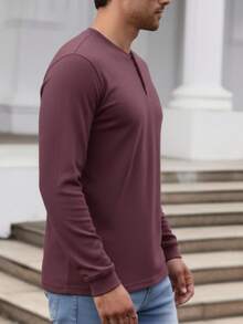 Playera tipo Henley manga larga para hombre color negro casual y cómoda | playera negra hombre, playera manga larga hombre, playera henley hombre, camiseta negra casual, ropa básica hombre, playera cuello redondo con botones, moda masculina casual, playera algodón hombre, camiseta larga hombre, playera básica negra. - Burdeos - Ver 3