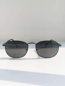 复古矩形金属黑色镜框眼镜 - 经典时尚，男女皆宜，是户外运动、驾驶和海滩旅行的理想之选。 - 查看 2