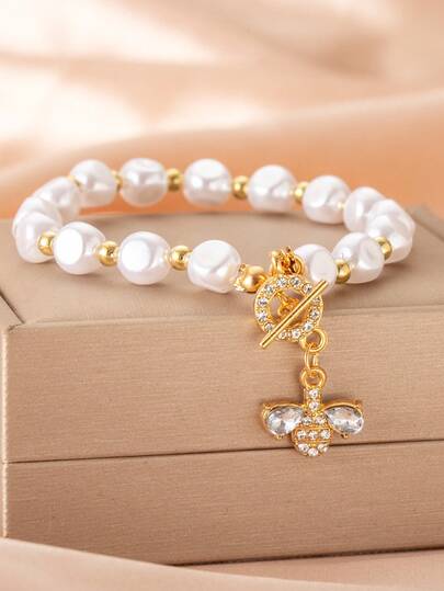 1条复古风格珍珠装饰手链，适合女性日常佩戴，可作为珠宝配饰，也可作为生日/节日礼物送给朋友。