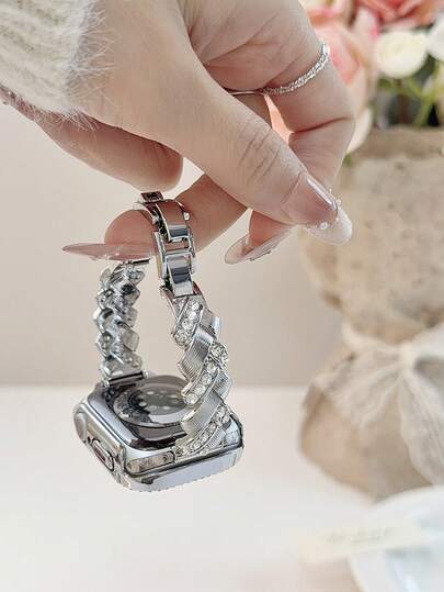 1条时尚精致派对日常佩戴女士女孩编织镶钻表带，兼容苹果手表表带系列11/10/9/8/7/6/5/4/3/2/1，尺寸38mm/40mm/41mm/42mm/44mm/45mm/46mm/49mm，适用于Ultra 1/2/3 SE，可替换原装表带，是送给女友、朋友和家人的新年、圣诞节、情人节、生日和母亲节的最佳礼物（仅含表带）。