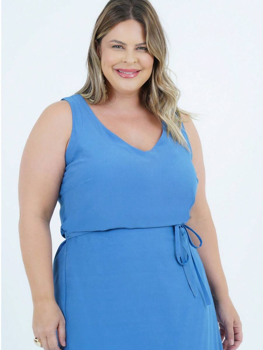 Women's Plus Size Dress In Smooth Viscose Fabric, Midi Length, V-Neck With Wide Facing Of The Same Fabric And Wide Straps. It Has Pleats At The Bust, A Crossover Detail From The Waist Accompanied By Thin Straps Of The Same Fabric Giving A Cinched Waist To The Piece And At The Back, A Round Neck Followed By A Discreet Opening Closed By A Button Finished By A Cutout.

A Unique Piece Ideal For Composing Your Summer Looks!

Our Size L Has A Length Of 120 Cm. - 藍色 - 查看 1