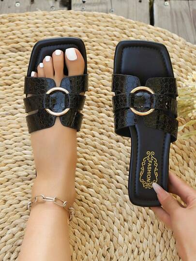 2026新款时尚方头金色圆扣装饰平底凉鞋，适合居家、户外、旅行、休闲、度假等场合，时尚百搭。