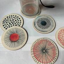 6件套夏季水果艺术杯垫套装 - 耐热防滑，装饰餐垫，适用于家庭、办公室和派对 - 3.94英寸正方形，桌面装饰，适用于各种杯子，桌面装饰，家庭用餐，茶水和咖啡吧装饰 - 彩色 - 查看 6