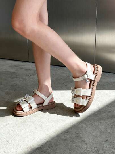 1 Pair Of Girls' Sandals, Featuring Rhinestone Bow Design, PU Leather Material, Comfortable And Anti-Slip, Open-Toe Low-Top, With Hook And Loop Straps, Flat Heel Style, Light Luxury Princess Style Sandals, Suitable For Party Performances And Daily Street Wear