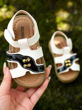 Un par de sandalias planas de cuero sintético con hebilla dorada y decoración de bloques de color, de estilo casual y elegante, con correa de tobillo, para niños, antideslizantes, para uso diario y actividades al aire libre en verano