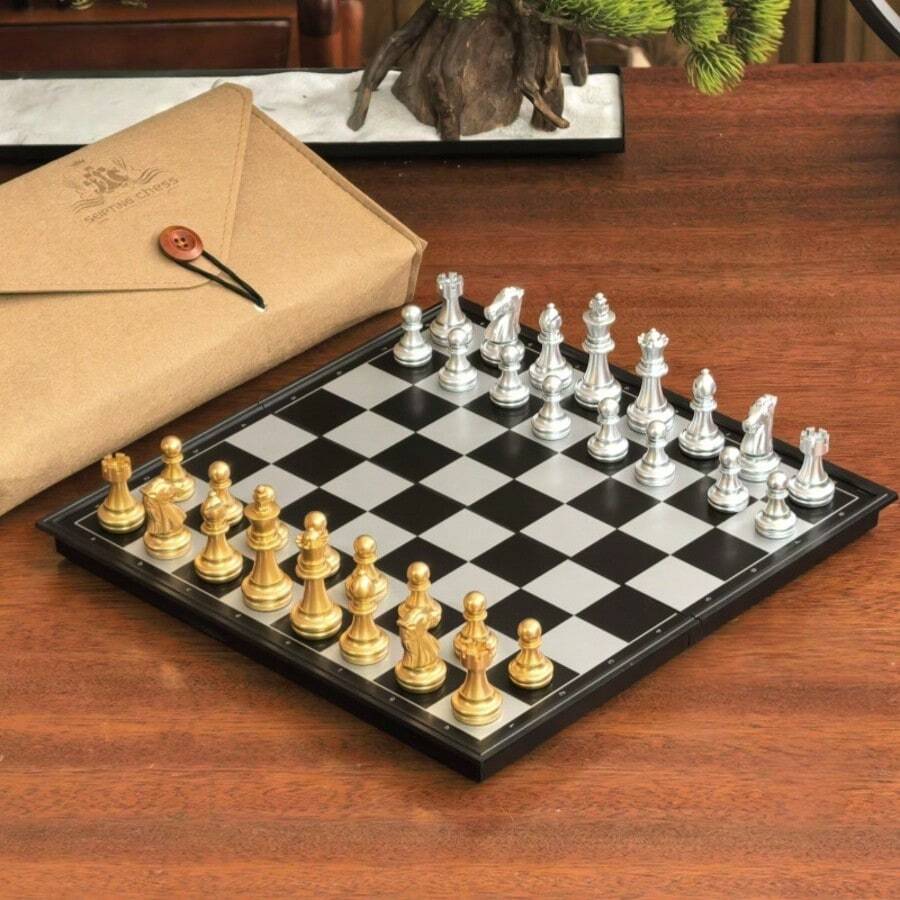 一套磁性国际象棋套装，豪华金银折叠棋盘，便携式旅行国际象棋游戏，巨型国际象棋多米诺骨牌，透明棋子，国际象棋策略游戏，适合成人和儿童，室内/室外派对礼物