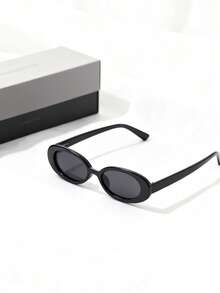 一副复古风格的小椭圆形眼镜适合日常佩戴。 - 黑色 - 查看 1