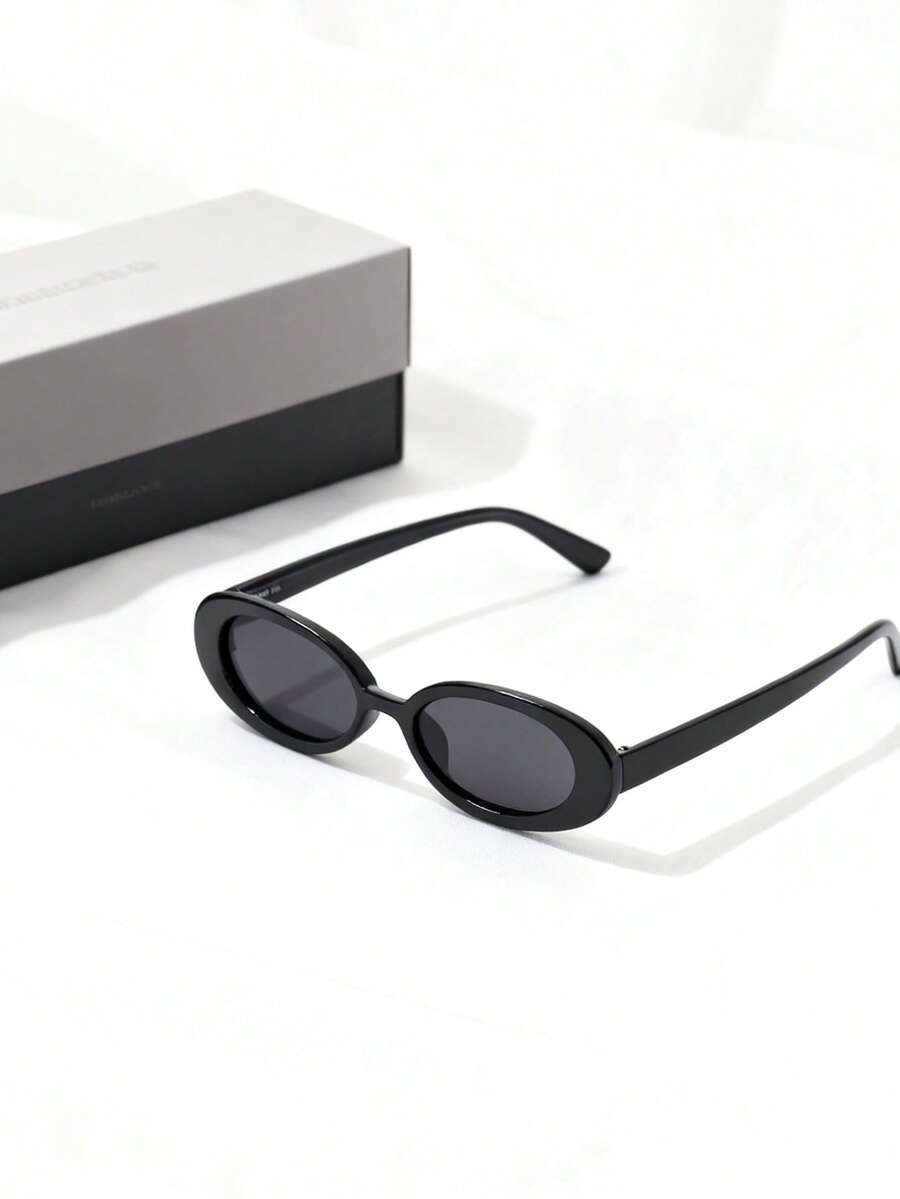 一副复古风格的小椭圆形眼镜适合日常佩戴。 - 黑色 - 查看 1