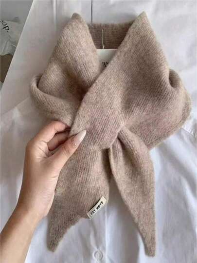 Chal triangular de mujer con sensación de lana y diseño de cuello falso - Bufanda de invierno cálida, disponible en gris claro/gris oscuro, blanco, rojo, negro | Accesorio elegante y versátil adecuado para ocasiones casuales y formales | Lavable a mano, fácil cuidado, mini bufanda, bufanda grande, alta calidad, bufanda de cuello de mujer, bufanda de mujer, bufanda esponjosa, cálida y a prueba de viento, chal de moda, tela ligera, accesorio decorativo para el cuello, atuendo de oficina, vacaciones, artículo esencial para viajar