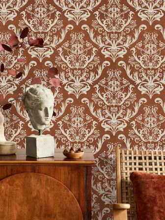1 Rollo de papel tapiz autoadhesivo vintage europeo con estampado floral - Papel tapiz extraíble, con base marrón-roja y patrón de voluta marfil, ideal para paredes de la sala de estar, decoración del hogar, nichos de gabinetes y estanterías. Ancho de 17.32 pulgadas. Decoraciones adhesivas listas para DIY y amigables para inquilinos.