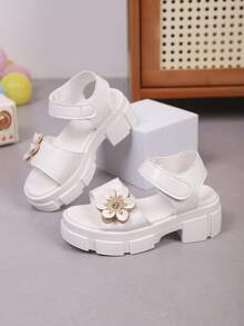 This Soft, Thick-Soled Girls' Sandals Feature A Floral-Embellished Strap, A Fashionable Summer Style Suitable For Children Aged 3 To 15 To Wear For Outdoor Vacations And Beach Activities. - White - View 5