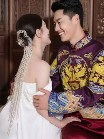 时尚新娘必备的珍珠头饰：精致的环绕珍珠和飘逸的超长丝带完美点缀背部线条，将简约的婚纱提升至高端定制的质感。无论作为婚纱主打单品还是日常佩戴，都能让您在每个角落散发出令人无法抗拒的优雅魅力。