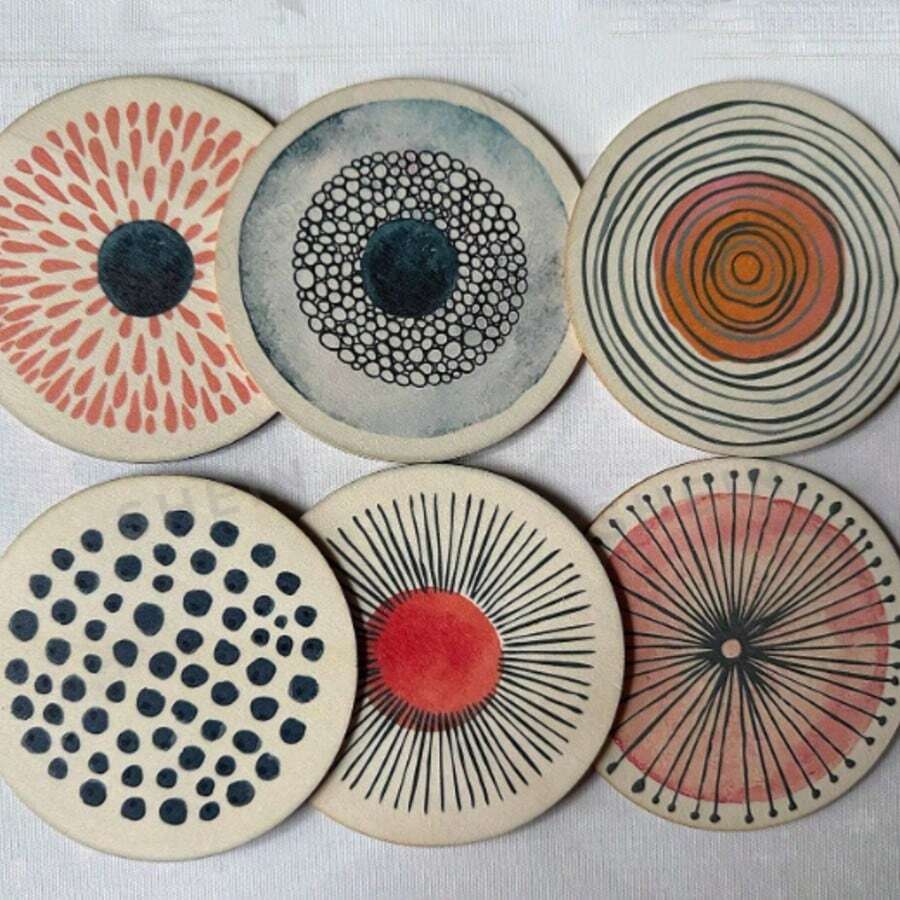 6件套夏季水果艺术杯垫套装 - 耐热防滑，装饰餐垫，适用于家庭、办公室和派对 - 3.94英寸正方形，桌面装饰，适用于各种杯子，桌面装饰，家庭用餐，茶水和咖啡吧装饰 - 彩色 - 查看 1