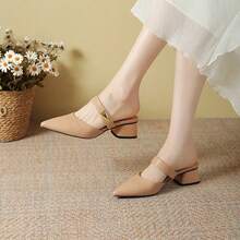 Zapatos de tacón para mujer Mules con punta afilada y talón abierto, detalles metálicos y tacones gruesos. Nuevo estilo de moda europea y americana para el verano. Mules con media punta para mujer. Sandalias mules con tacones gruesos para llevar al aire libre. Elegantes sandalias con punta afilada para mujer. Colección de verano. - Caqui - Ver 2