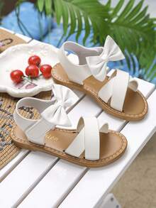 2025 时尚米色女童凉鞋，采用 3D 蝴蝶结装饰，米色皮革防滑平底复古公主风凉鞋，适合 3-12 岁女孩在派对、度假或夏季郊游时作为公主鞋穿着！