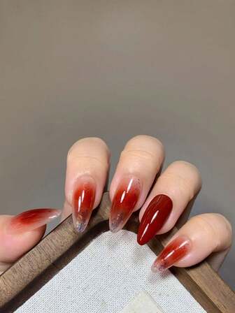 Tono marrón rojizo dorado - Nuevo accesorio de uñas elegante de tono dorado de alta gama para el otoño/invierno 2025 con rubor iluminador rojo retro