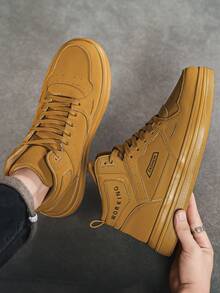 أحذية رياضية كاجوال عالية الكعب للرجال بتصميم أحادي اللون بلون الخردل مع رقعة حرفية أمامية مربوطة، أحذية رياضية مريحة وعملية للاستخدام اليومي للمراهقين