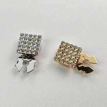 2个精致方形铆钉纽扣套。装饰性纽扣套，男女衬衫均适用。三秒即可佩戴，无需缝纫。适合任何场合。理想的节日或生日礼物。