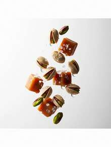Perfume unisex divain. Caramel Pistachio - Fragancia oriental gourmand con notas de pistacho caramelizado y almendra, corazón de jazmín y heliótropo, y fondo adictivo de caramelo, vainilla, sal y sándalo. Ideal para días fríos, ofrece confort sensorial y un aroma dulce, envolvente y adictivo. - divain. Caramel Pistachio - Ver 2
