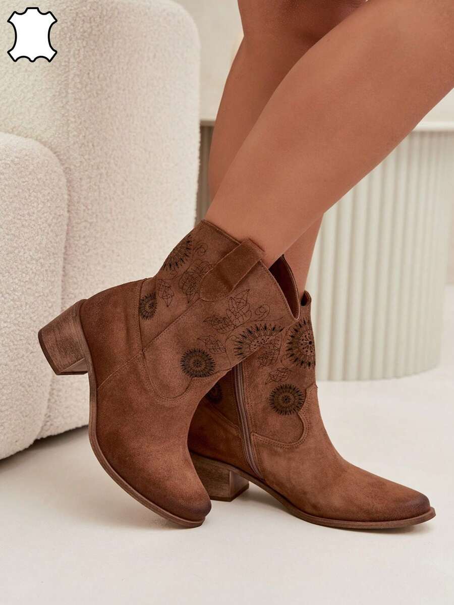Stivaletti alla caviglia in pelle scamosciata da donna con tacco traforato Zazoo 3844, eleganti, in pelle naturale beige, marrone e oro - Castano - Visualizzare 1