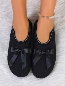 女士套脚家居拖鞋 - 柔软防滑保暖鞋底，舒适内里，四季皆宜，用途广泛，适合瑜伽、潜水、舞蹈、旅行和酒店穿着，方便携带且可机洗，是送给妈妈的绝佳礼物，图案随机。 - 黑色 - 查看 4