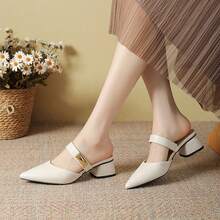 Zapatos de tacón para mujer Mules con punta afilada y talón abierto, detalles metálicos y tacones gruesos. Nuevo estilo de moda europea y americana para el verano. Mules con media punta para mujer. Sandalias mules con tacones gruesos para llevar al aire libre. Elegantes sandalias con punta afilada para mujer. Colección de verano. - Beis - Ver 3
