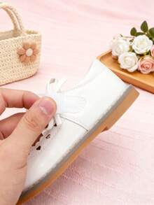 A Pair Of White Shoes With Bow - Leather Shoes,Oxford Shoes,Loafer Shoes,Flat Shoes Kids Shoes,Shoes,Girls Shoes,Girl Shoes,Zapatos De Niña,Toddler Girl Shoes,Kid Shoes,Zapatos Para Niñas,Shoes For Girls,Zapatos De Niño,Zapatos,Zapatos Para Niña,Kids,Shoes Kids,Zapatos De Niñas,Zapatos Para Niños,Little Girl Shoes,Zapatos Niña,Zapatos De Niños,Girls Dress Shoes,Girls,Flats,Zapatos Niñas,Toddler Girl,Shoes Girls,Loafers For Toddler & Little Girls & Little Boys | Ideal For School Day,Field Trip,After-School Playdate,Birthday Party,Family Brunch,Picnic,Church Service,Holiday Gathering,Art Class,Library Visit,Park Stroll,Weddings,Outings,Special Occasions,Christmas,New Year Celebrations - 5323白色 - 查看 3