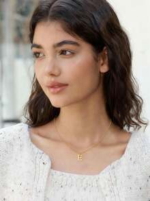 Hatastic 1件装女士迷你字母A-Z首字母项链，镀金不锈钢材质，刻字设计，美观大方，适合生日、情人节等节日作为礼物，也适合送给妈妈、母亲等作为母亲节礼物。 - 金色 - 查看 15