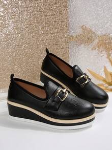 黑色荔枝纹理方形搭扣坡跟乐福鞋，一脚蹬设计，适合办公室/通勤等休闲场合，圆头英伦风百搭坡跟鞋，春秋季款