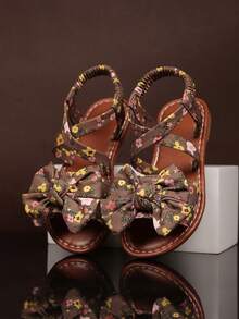 1双印花鞋头平底凉鞋，蝴蝶结装饰，交叉踝带，柔软鞋垫，简约圆头设计，防滑，轻便，可爱罗马沙滩凉鞋，适合3-15岁女孩，适合上学、海滩、日常休闲、春夏穿着。 - 棕色 - 查看 1