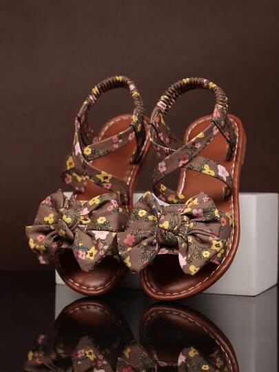 1 par platta sandaler med tryckt tå, rosettdekor, korsband i fotleden, mjuk innersula, enkel rund tådesign, halkfri, lätta, söta romerska strandsandaler lämpliga för flickor i åldrarna 3-15 för skolan, stranden, vardagsaktiviteter, vår/sommar