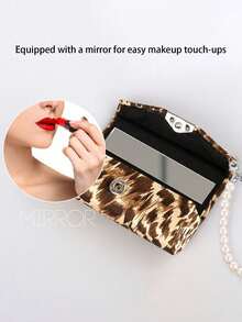 Estojo de Batom com Estampa de Onça e Chaveiro de Pérola Falsa para Mulheres - Inclui Espelho, Suporte de Batom, Conjunto de Armazenamento de Cosméticos, Bolsa de Maquiagem de Viagem, Caixa de Armazenamento de Cosméticos Portátil, Material de Plástico, Protetor Essencial de Batom, Acessório de Maquiagem Feminino, Adequado para Uso Diário - Design Dobrável Elegante, Ótima Opção de Presente para Aniversário, Feriado, Dia dos Namorados, Aniversário, Bolsa de Cosméticos, Bolsa de Maquiagem, Bolsa de Toucador, Bolsa de Viagem, Essenciais de Viagem, Essenciais de Férias para Homens e Mulheres, Recipientes de Viagem, Presentes Essenciais de Férias para Mulheres