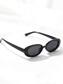 一副复古风格的小椭圆形眼镜适合日常佩戴。 - 黑色 - 查看 8