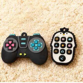 2个硅胶卡通游戏手柄和企鹅电视遥控器磨牙玩具，硅胶益智咀嚼玩具，适合6-24个月宝宝的趣味磨牙玩具，完美的感官咀嚼玩具，送给宝宝的绝佳礼物，适合室内外使用