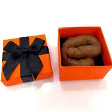 这款“惊喜礼盒”恶作剧玩具道具套装包含1个精美礼盒和1个仿真便便愚人节礼物。 - 彩色 - 查看 10