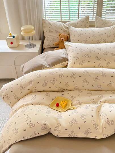 4件套柔软加大款INS风纯色印花拼接双面床品套装（1件被套+1件床单+2件枕套），饰有可爱小熊蝴蝶结图案，亲肤磨毛面料，360°防滑包边，不含荧光增白剂，透气、柔软、耐用、可机洗、保暖，适用于卧室、客房、宿舍，四季皆宜。