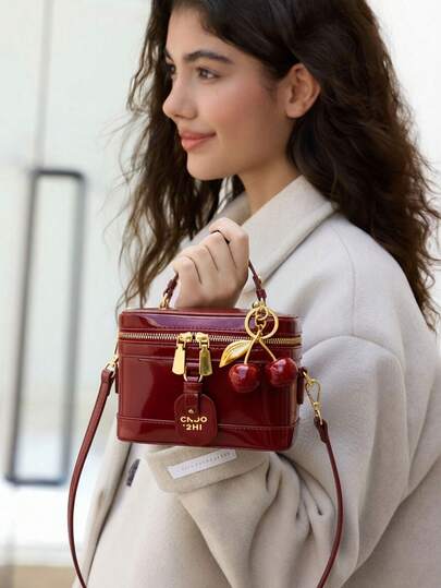 Hatastic 时尚新款优雅气质纯色PU面料便携方包，迷你PU包，纯防水酒红色面料包，字母图案装饰设计盒包，适合旅行购物、聚会、通勤等场合。时尚酒红色包包