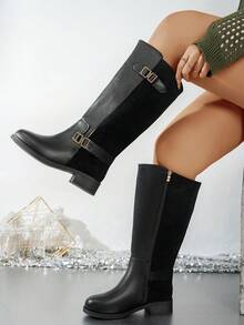 大码女式秋冬皮革+麂皮拼接侧拉链时尚马靴，金属搭扣装饰增添精致感，靴筒高度修饰腿部线条，侧拉链单手即可轻松穿脱，避免摩擦，保暖内衬冬季保暖舒适，经典裸色百搭永不过时，适合通勤、约会、旅行拍照等各种场合，可搭配多种服饰，也适合派对等场合。