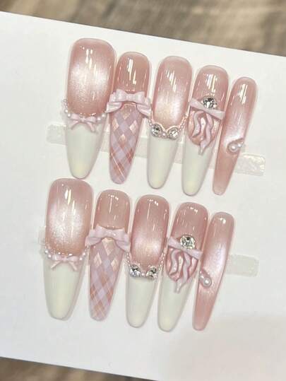 10片纯手工制作的长椭圆形美甲贴片，粉白渐变甜美少女风，饰以蝴蝶结、格子图案和钻石装饰，温柔精致，充满少女魅力，适合女士、女孩在舞台、舞会、派对等场合使用。附赠1卷胶棒和1件美甲用品。