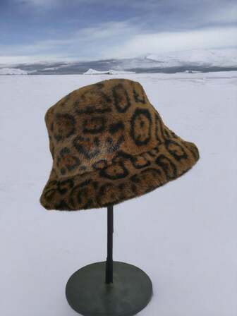 1顶豹纹渔夫帽，涤纶材质，适合秋冬季户外活动，女士小号保暖帽