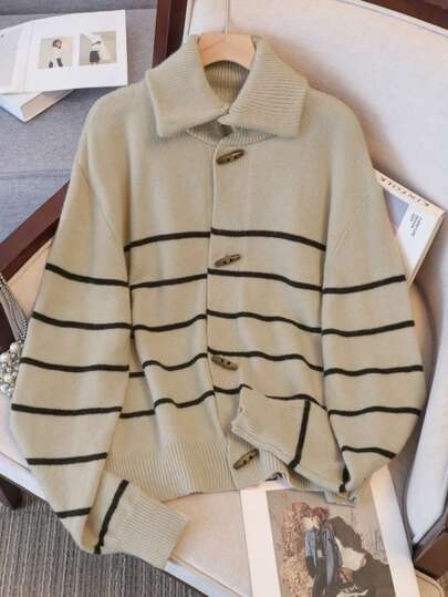时尚条纹翻领针织开衫女款，宽松牛角扣外套，韩版柔软风格小众设计，显瘦百搭上衣