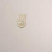 现代简约V字手势木质墙饰 - 天然木纹人造木板，无框黑白和平标志图标，适合家居和办公室装饰，易于悬挂，和平标志礼品 - 彩色 - 查看 3