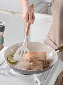 2 件装硅胶烹饪铲，耐热实心铲，带木柄不粘开槽铲，煎炸、烘焙翻转厨房用具套装（白色） - 白色 - 查看 5