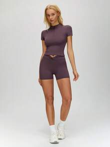 MASKERT 女士半开襟V领短袖运动上衣，修身短款，亲肤舒适，适合瑜伽和健身运动。 - 紫色 - 查看 7