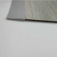 1件门槛坡道 - 可调节坡道，带背胶，适用于室内外门口、路沿、电动代步车、吸尘器、浴室等场所。