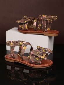 1双印花鞋头平底凉鞋，蝴蝶结装饰，交叉踝带，柔软鞋垫，简约圆头设计，防滑，轻便，可爱罗马沙滩凉鞋，适合3-15岁女孩，适合上学、海滩、日常休闲、春夏穿着。 - 棕色 - 查看 3