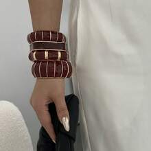 Brazalete de estilo bohemio de moda, vintage, de alta gama, con goteo de oro negro geométrico abierto, diseño minimalista suave, superficie brillante, material de aleación de zinc, adecuado para uso diario, bodas y fiestas - Oro rojo - Ver 3