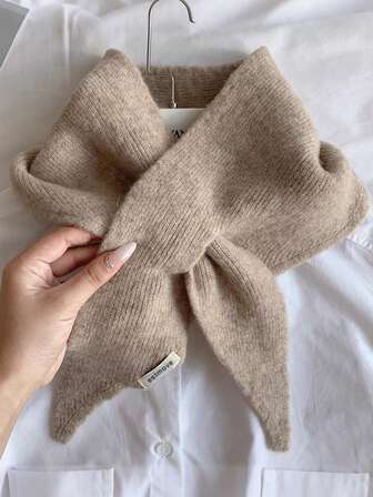 Mjuk triangelhalsduk i fårhårsliknande stil med fuskkrage - Varm vintersjal i ljusgrå/djupgrå, vit, röd, svart | Mångsidig, icke-stretchig, elegant accessoar för vardagliga och formella kläder | Handtvättbar, lättskött, minihalsduk för kvinnor, stor halsduk för kvinnor av hög kvalitet, damhalsduk, halsduk för kvinnor, pälshalsduk, kallväderskläder, snygg sjal, lätt tyg, dekorativ halsduk, kontorskläder